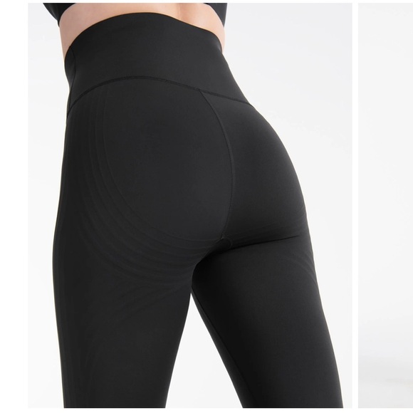 Knix Go with the Flow High Rise Leakproof Legging - Picture 3 of 11